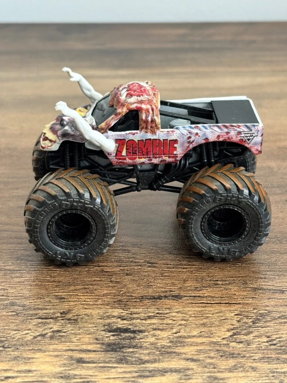 Monster Jam Truck Zombie Mud Muddy Tires Moving Arms Die-Cast 1:64 Loose Toy